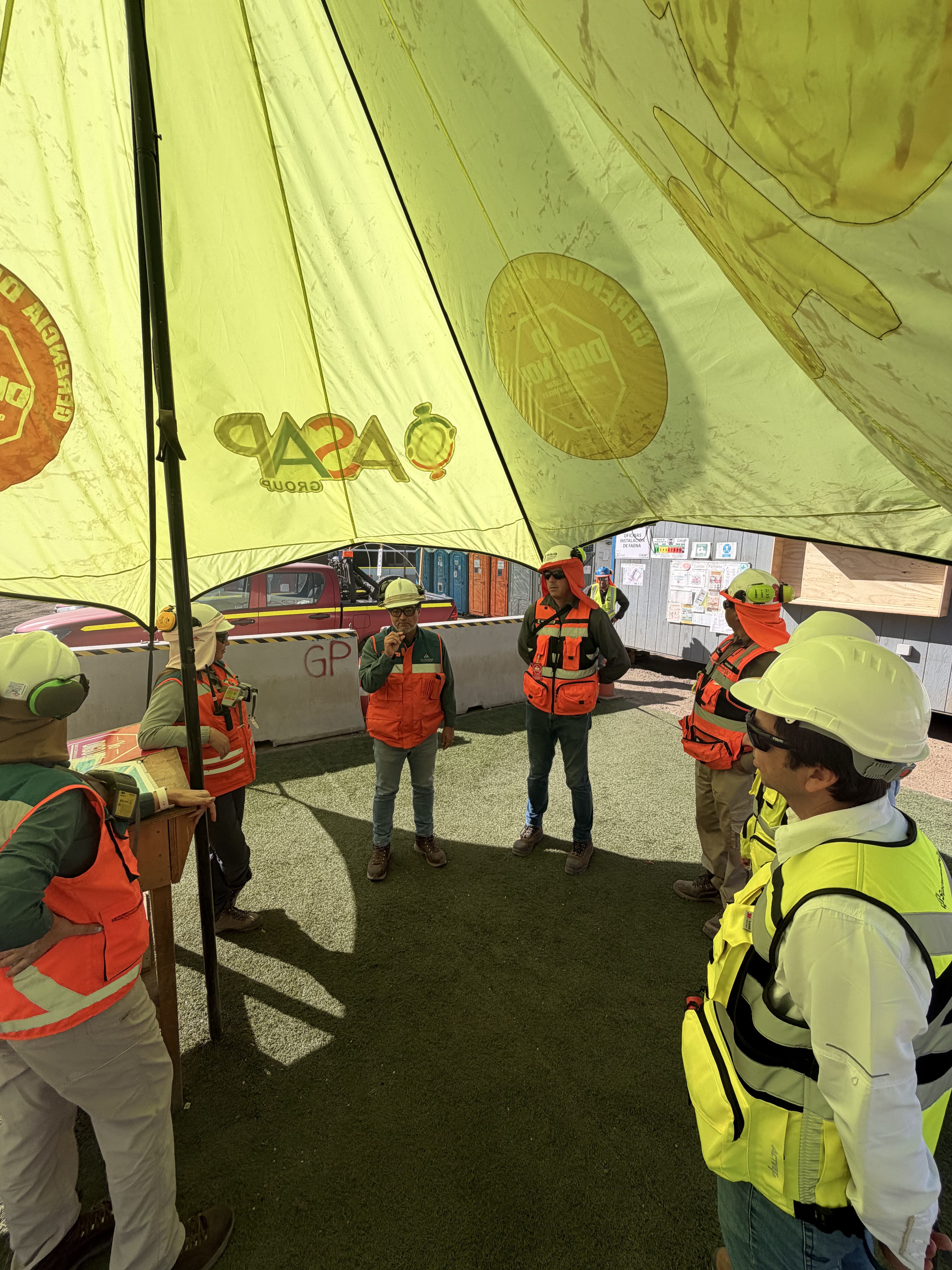 Equipo de seguridad en operación minera